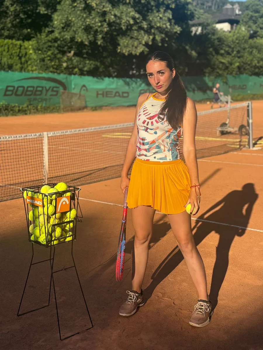 Jessica Kovacs, Head Coach, mit Ballkorb auf dem Sandplatz