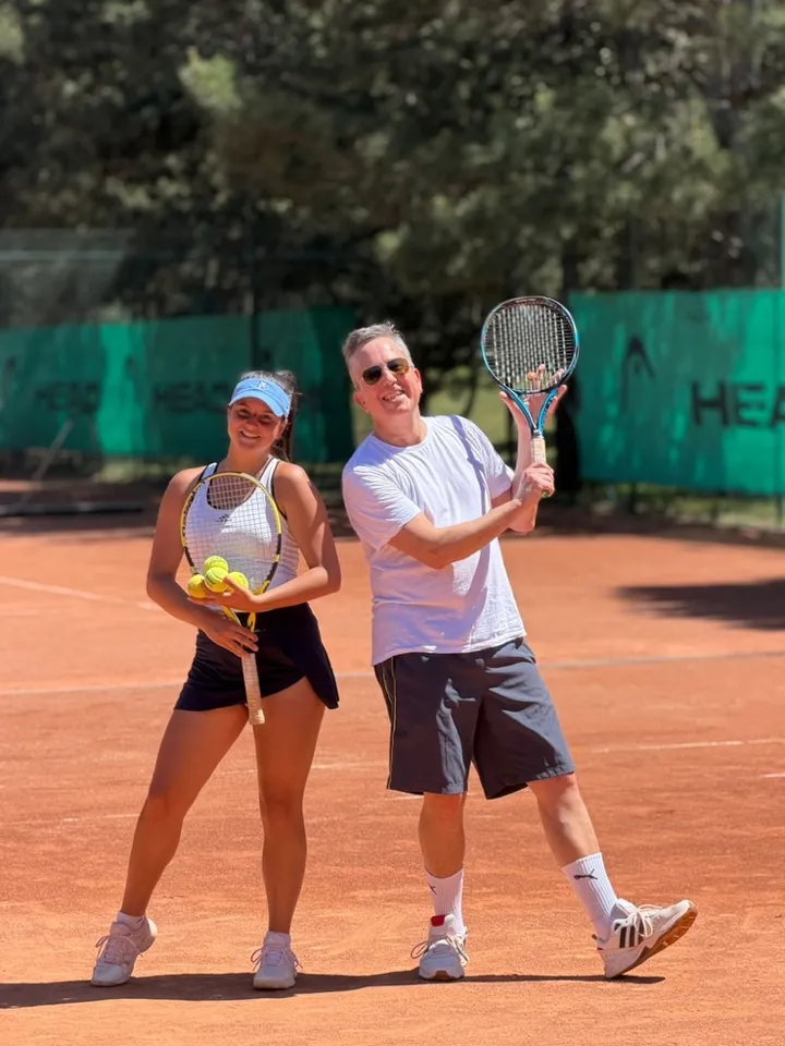 Trainer und junge Spielerin beim Training auf dem Sandplatz