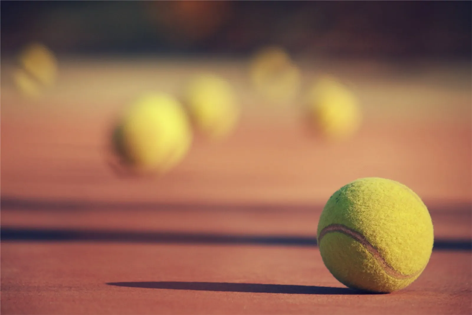 Tennisbälle auf dem Sandplatz