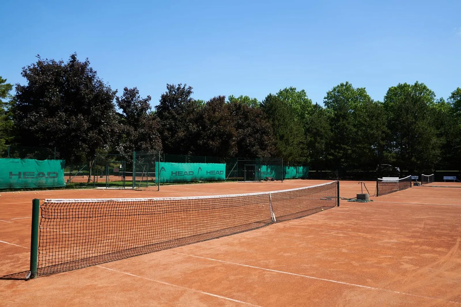 Sandplatz mit Netz auf der Anlage in Oberwaltersdorf