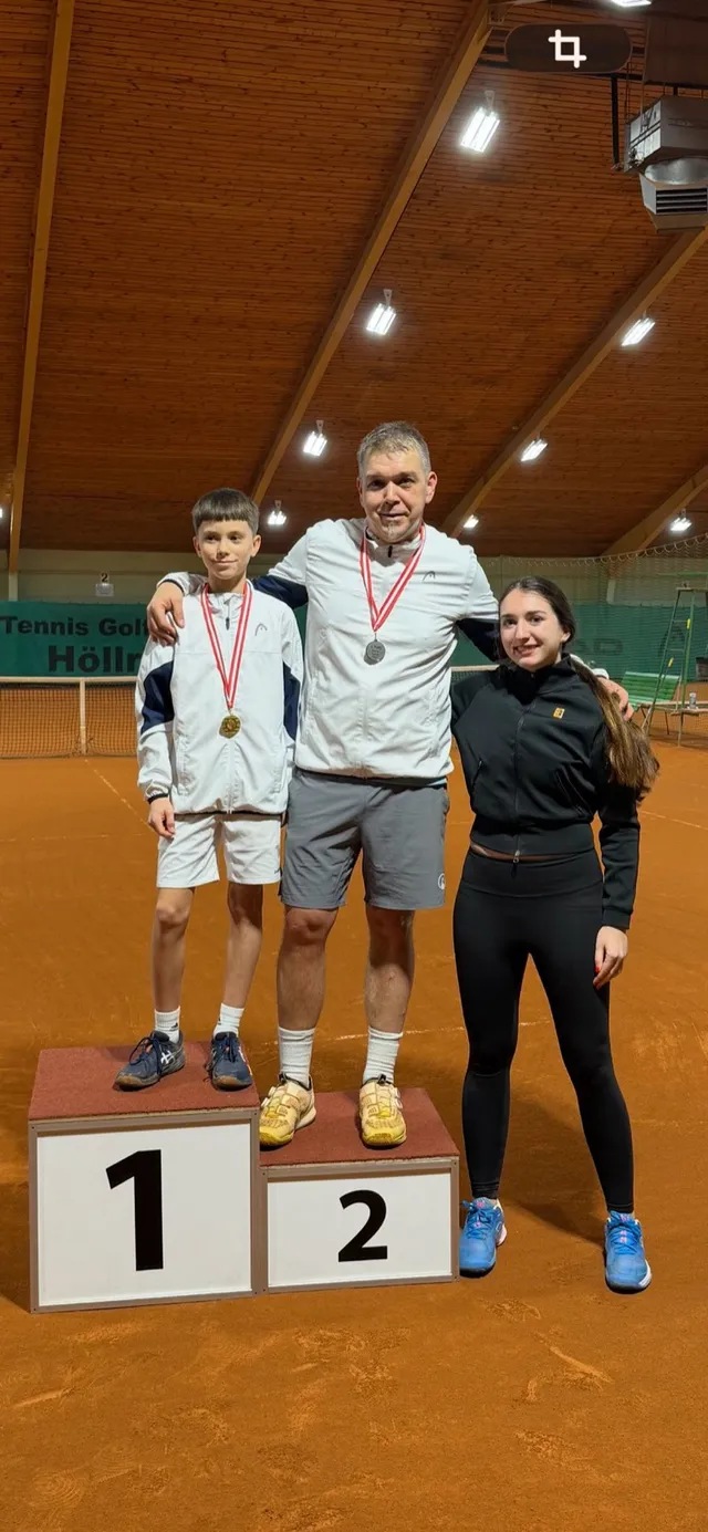 Siegerehrung mit Medaillengewinnern in der Tennishalle