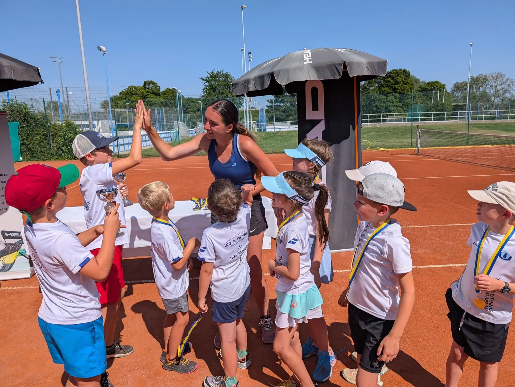 Trainerin gibt Kindern im Camp ein High-Five